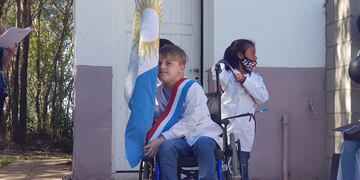 Valentino Cepeda, diagnosticado con distrofia muscular y fue designado abanderado en la escuela Yapeyú de Río Tercero.
