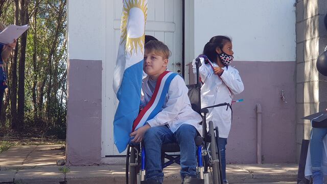 Valentino Cepeda, diagnosticado con distrofia muscular y fue designado abanderado en la escuela Yapeyú de Río Tercero.
