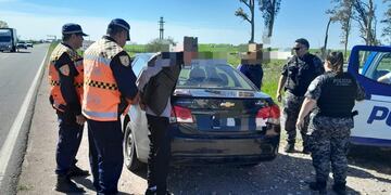 Devoto: viajaban con las luces bajas apagadas y tras el control policial, descubrieron