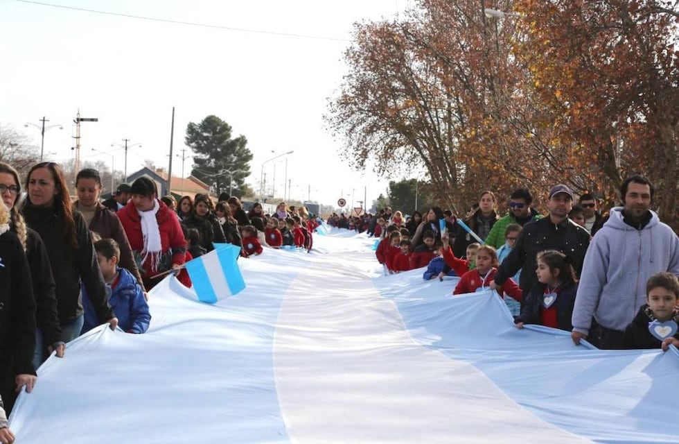 En celeste y blanco: 750 alumnos recorrerán San Rafael con una bandera de 300 metros
