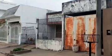 Una vecina aseguró que pasan cosas raras en la casa de la mujer que falleció y fue encontrada junto al esqueleto de su madre.