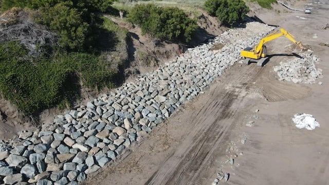 Rodrigo Aristimuño aseguró que la obra de defensa costera de Pehuen Co marcha a muy buen ritmo.