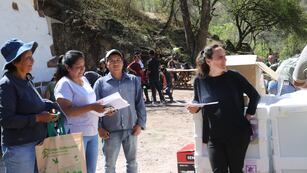 La coordinadora del INAFCI en Jujuy, Anastasia García, supervisó la entrega de los materiales de construcción, alambrados, heladeras, tanques de agua, chapas e insumos, en la localidad de Reyes.