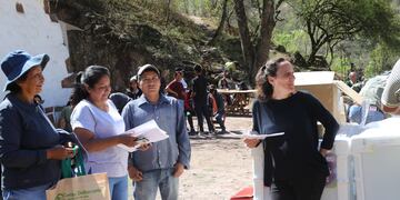 La coordinadora del INAFCI en Jujuy, Anastasia García, supervisó la entrega de los materiales de construcción, alambrados, heladeras, tanques de agua, chapas e insumos, en la localidad de Reyes.