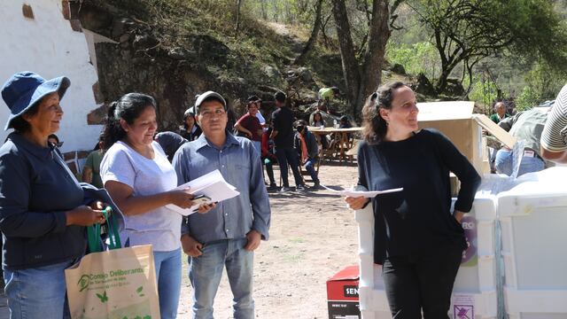 La coordinadora del INAFCI en Jujuy, Anastasia García, supervisó la entrega de los materiales de construcción, alambrados, heladeras, tanques de agua, chapas e insumos, en la localidad de Reyes.