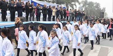 El gobernador, Juan Manzur, participó este lunes del acto y desfile cívico por el Día de la Bandera en Banda del Río Salí.