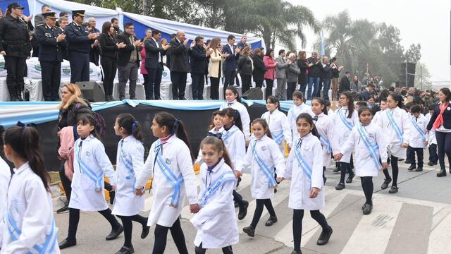 El gobernador, Juan Manzur, participó este lunes del acto y desfile cívico por el Día de la Bandera en Banda del Río Salí.