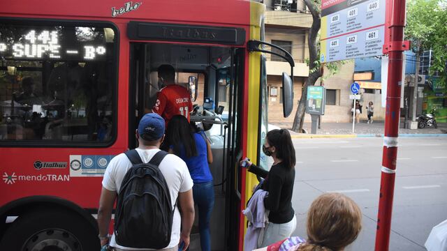 Docentes mendocinos no requieren el certificado de circulación para viajar en micro. (Mariana Villa / Los Andes)