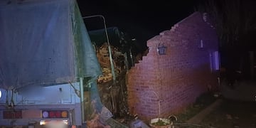 El rodado se incrustó en una cabaña este viernes por la noche.
