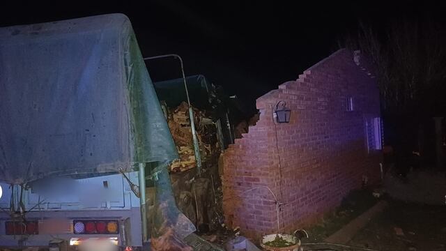 El rodado se incrustó en una cabaña este viernes por la noche.
