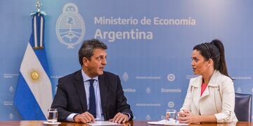 El ministro de Economía, Sergio Massa, y la titular del PAMI, Luana Volnovich, oficializaron el bono.