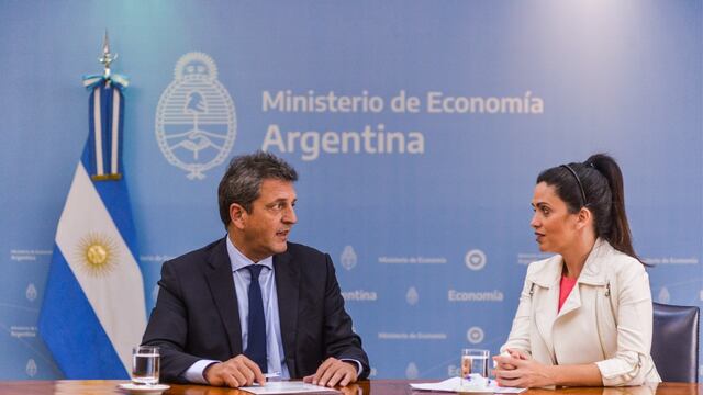 El ministro de Economía, Sergio Massa, y la titular del PAMI, Luana Volnovich, oficializaron el bono.