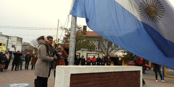 El intendente interino Carlos Gabbarini encabezó el acto por el Día de la Bandera.