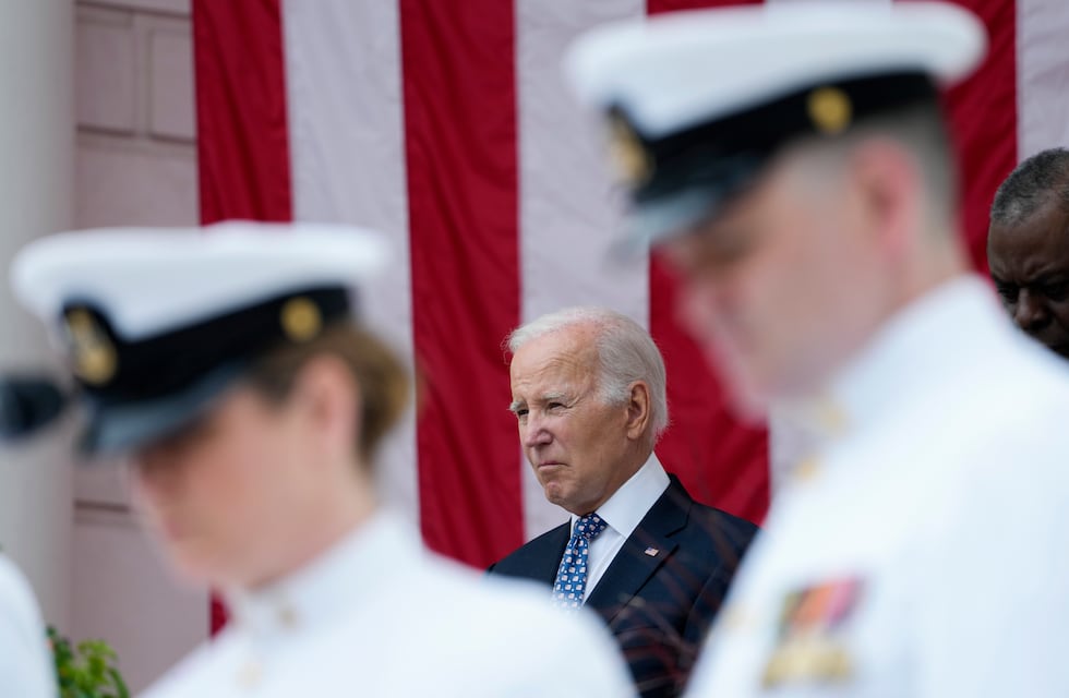 Joe Biden se cayó sobre el escenario y encendió las alarmas sobre el estado de su salud