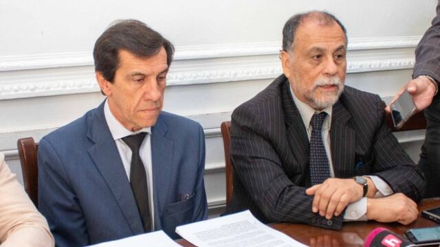 Los ministros Carlos Sadir y Normando Álvarez García, al momento de hacer el anuncio de la fecha estipulada para llamar a elecciones provinciales en Jujuy.