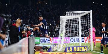 El loco festejo de Michael Santos por un gol que ponía bien arriba a Talleres.