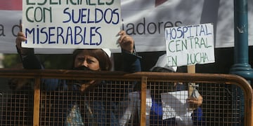 Los manifestantes reclamaron mejoras salariales y contra algunas políticas del Gobierno de Suarez. Ignacio Blanco/Los Andes