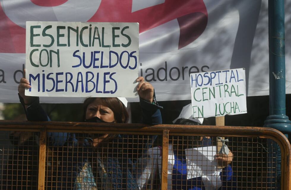 Manifestantes protestaron frente a la Legislatura
