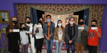 Le entregaron una ayuda económica a los artistas que pintaron el Centro Comercial
