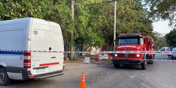 Bomberos y técnicos de Litoral Gas se hicieron cargo de neutralizar el peligro sobre Echeverría al 400 bis. (@gbelluati)