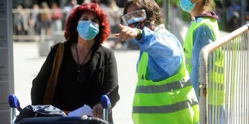 Turistas llegan al país por el aeropuerto de Ezeiza