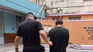 Caminaba por los techos y fue atrapado