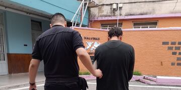 Caminaba por los techos y fue atrapado