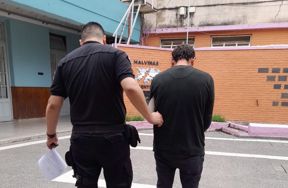 Andaba por los techos y fue detenido