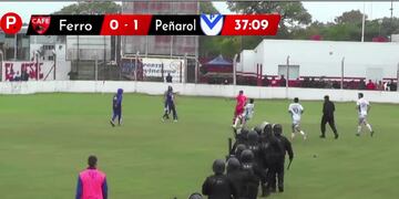 Las hinchadas (en este caso, la de Peñarol) ingresaron al campo de juego de la cancha de Ferro