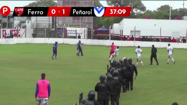 Las hinchadas (en este caso, la de Peñarol) ingresaron al campo de juego de la cancha de Ferro