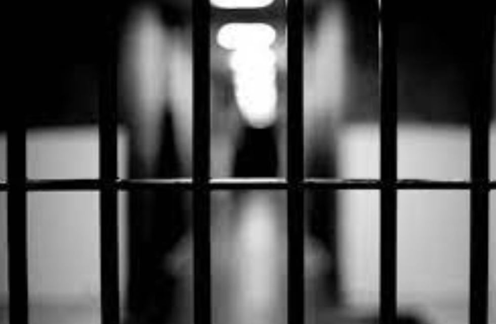 Video: un preso de Resistencia fue grabado mientras negociaba “la venta” de un auto por teléfono