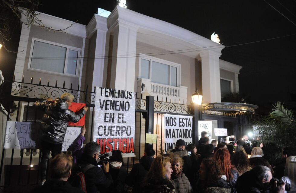 Cientos de personas marcharon hacia la casa de Aníbal Lotocki pidiendo justicia por Silvina Luna: las imágenes más destacadas