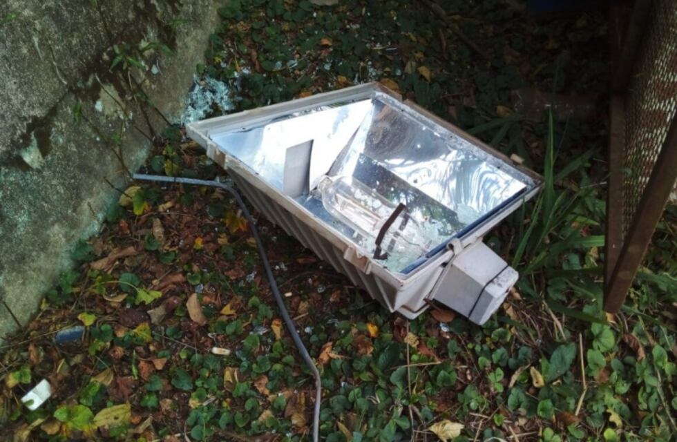 Nuevamente, intentan sustraer reflectores y cables de electricidad de la cancha del Hogar y Selva