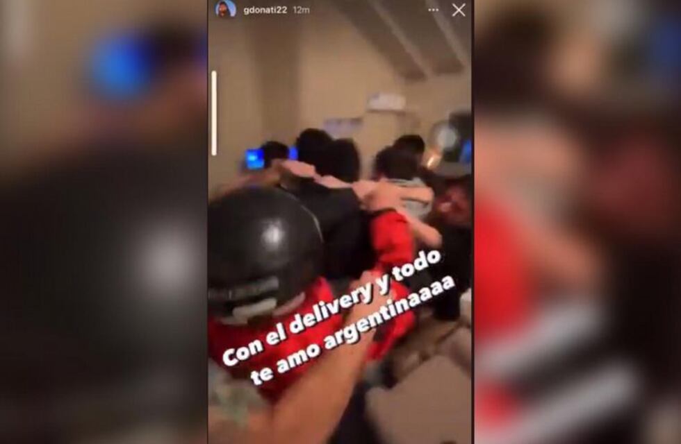 Tras entregar un pedido, un delivery fue invitado por un grupo de amigos a ver el final de partido