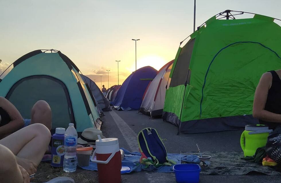 Fuego en las islas: extienden por segunda noche el corte del puente a Victoria