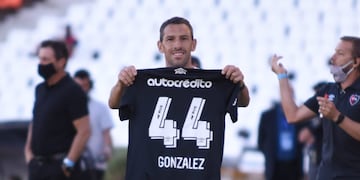 El ex Atlético Madrid y Liverpool llevó preparado el festejo para apoyar al lesionado Francisco González. (@canoboficial)