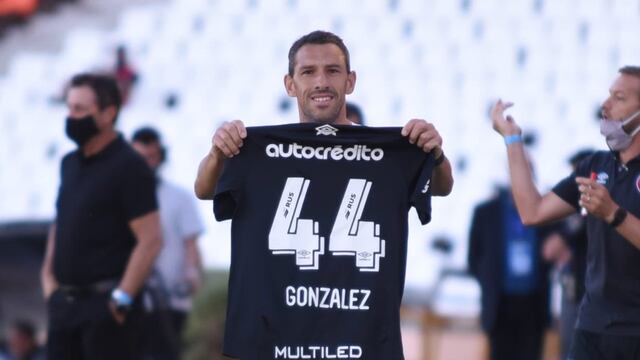 El ex Atlético Madrid y Liverpool llevó preparado el festejo para apoyar al lesionado Francisco González. (@canoboficial)