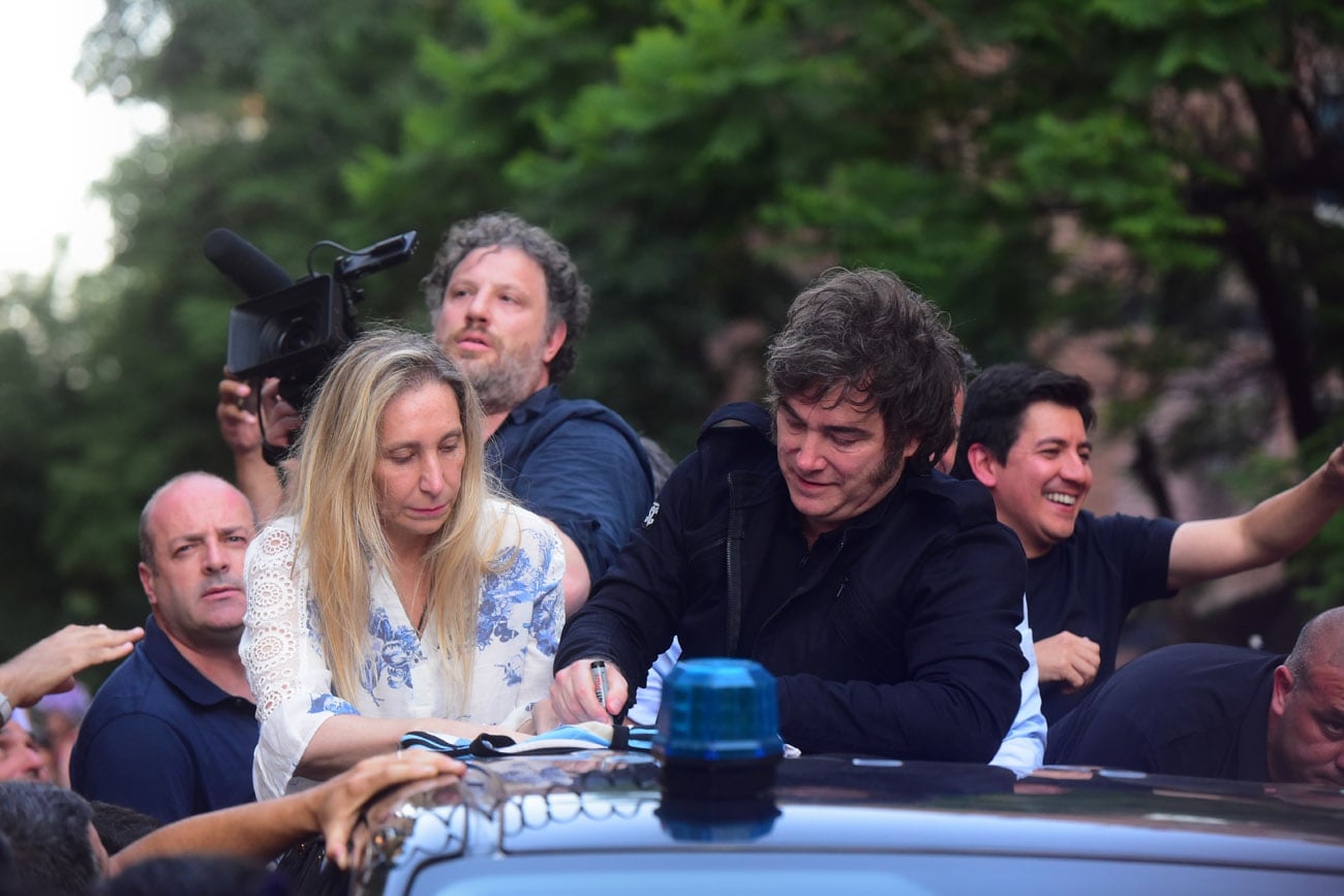 El presidente Javier Milei encabezó en Córdoba la Marcha de la Gratitud, acompañado por su hermana Karina y los diputados Gabriel Bornoroni y Gonzalo Roca. (Nicolás Bravo / La Voz)