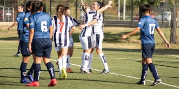 Florencia Pianello (9) festeja uno de sus goles junto a sus compañeras.