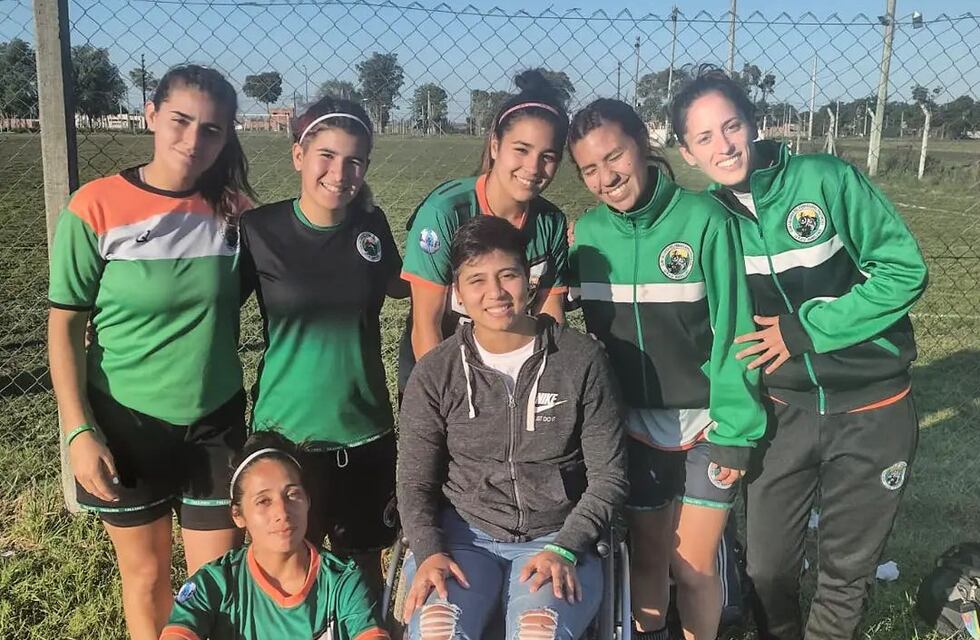 Tras accidentarse, una joven futbolista de La Plata pide ayuda para volver a caminar