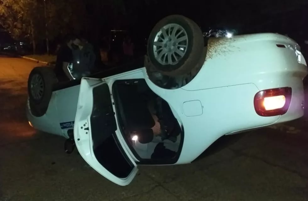 Un auto despistó y chocó contra un árbol en Puerto Iguazú