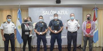 Dos efectivos policiales salvaron la vida de un pequeño de 2 años