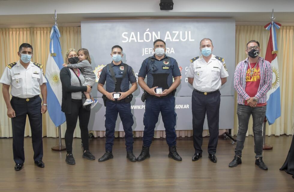 Héroes azules: dos policias salvaron la vida de un niño en barrio Maldonado