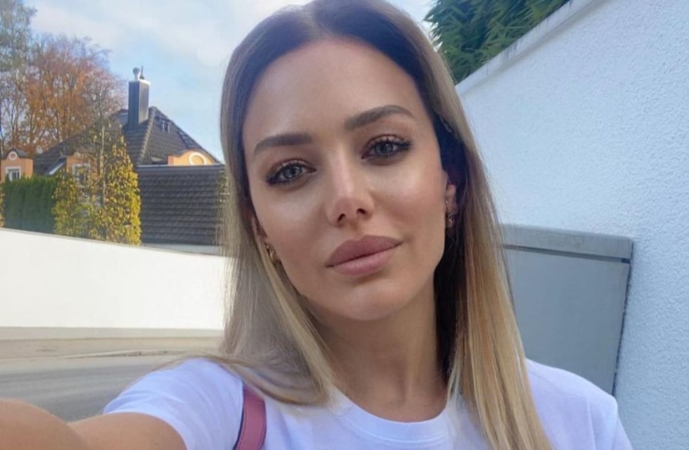 Evangelina Anderson desafió al otoño con una microbikini bicolor en Buenos Aires