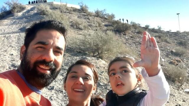 Catalina Valdéz junto a sus padres