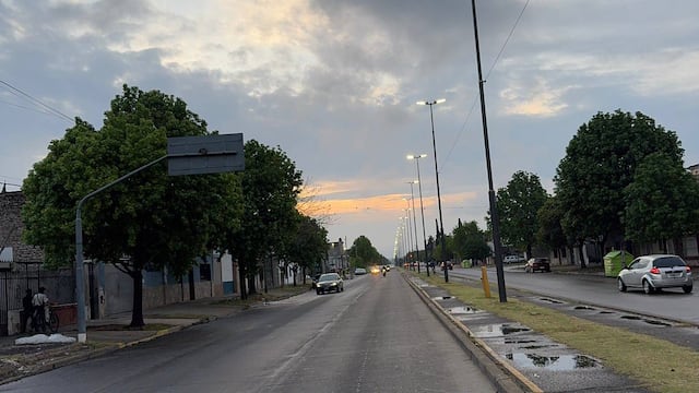 La lluvia marcó el pulso del inicio de la semana en la ciudad.