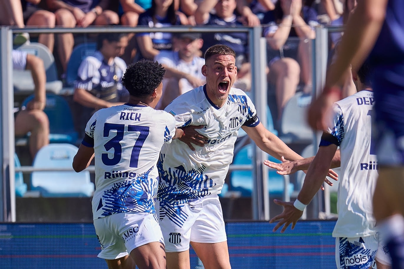 Federico Girotti y su festejo de gol para Talleres ante Gimnasia en La Plata