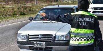 Durante el fin de semana largo la Policía de Salta controló cerca de 27.700 vehículos y labró 3777 multas por distintas infracciones.