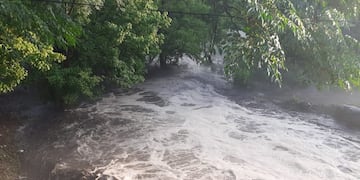 La crecida trajo barro y ceniza