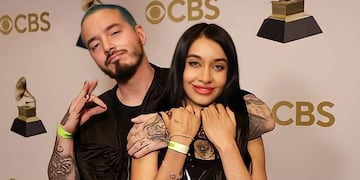 María Becerra y J Balvin antes de su presentación en los Grammys 2022